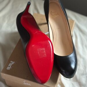 Brand New NEVER worn Red Bottom simple pump.